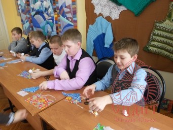 Учащиеся начальной школы МБОУ "СОШ №2" научились делать обереговую куклу. 2