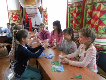Учащиеся начальной школы МБОУ "СОШ №2" научились делать обереговую куклу. 3