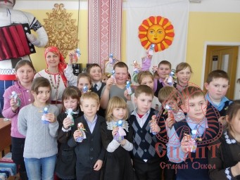Учащиеся начальной школы МБОУ "СОШ №2" научились делать обереговую куклу. Учащиеся начальной школы МБОУ "СОШ №2" научились делать обереговую куклу.