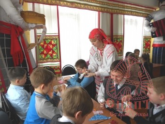 Учащиеся начальной школы МБОУ "СОШ №2" научились делать обереговую куклу. 1
