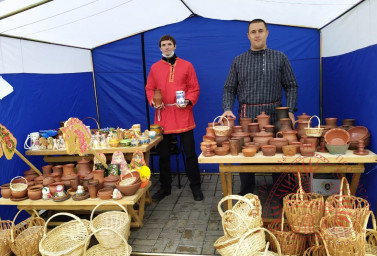 Мастера на ярмарке-распродаже продовольственных товаров, сельскохозяйственной и сувенирной продукции