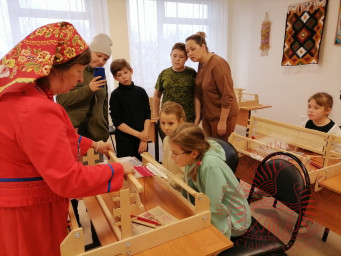 Мастер-класс по ткачеству в рамках развлекательного маршрута для всей семьи "Ёлкин квест"