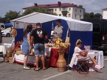 Мастера на ярмарке-распродаже продовольственных товаров, сельскохозяйственной и сувенирной продукции 0