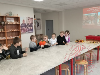 Сегодня прошел урок народной культуры "Покров - натопи нашу хату без дров" вместе с дружными ученика 14