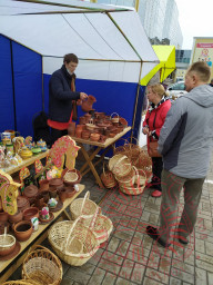 Мастера на ярмарке-распродаже продовольственных товаров, сельскохозяйственной и сувенирной продукции 0