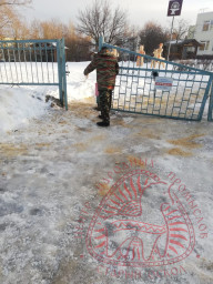 #Зимапрекрасна, когда безопасна! В рамках акции-уборка снега, посыпка дорожек соляно- песочной смесь 3
