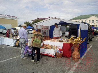 Мастера на ярмарке-распродаже продовольственных товаров, сельскохозяйственной и сувенирной продукции 1