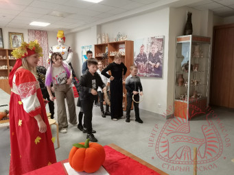 Сегодня прошел урок народной культуры "Покров - натопи нашу хату без дров" вместе с дружными ученика 13