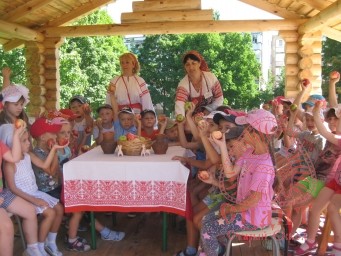 13 июля фольклорно-игровая программа "Яблочный Спас" 13 июля фольклорно-игровая программа "Яблочный Спас"