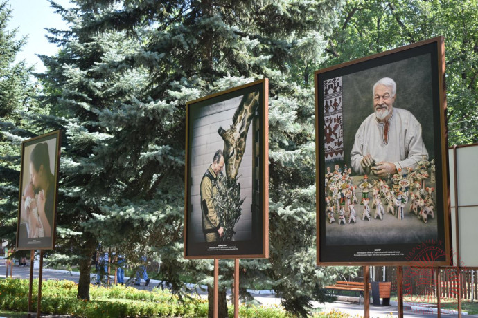 В Белгороде открылась персональная фотовыставка Андрея Смольникова "Белгородчина. Людям о людях"
