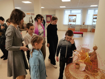 Сегодня прошел урок народной культуры "Покров - натопи нашу хату без дров" вместе с дружными ученика 8