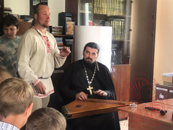 Урок по игре на гуслях в Воскресной школе храма Рождества Христова 2